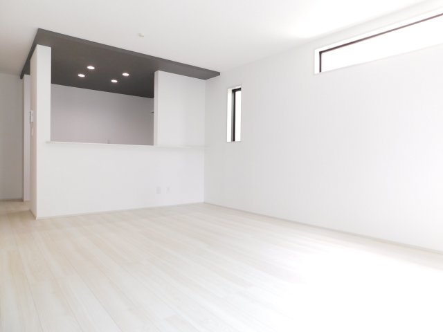 北名古屋市熊之庄屋形の新築一戸建の居間・リビング|◇リビング◇　　南面で明るいリビング１６．２５帖　折下天井のオシャレな対面キッチン♪