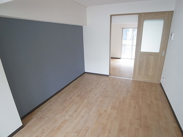 SUZURAN　DANCHI Ⅰの居間・リビング|リノベされたリビング・ワンポイントクロスがお洒落です