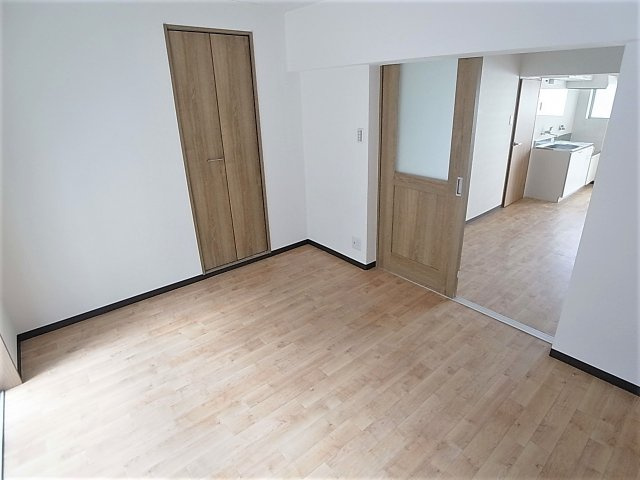 SUZURAN　DANCHI Ⅰの内装|洋室～引戸でリビングへ