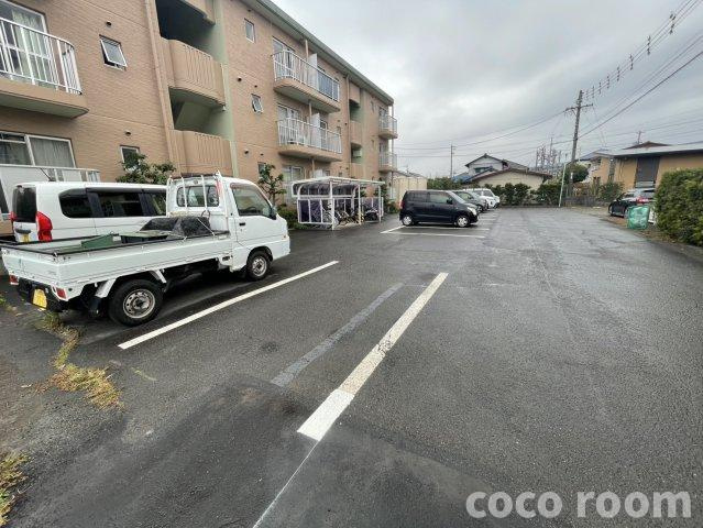 グランドパレスの駐車場