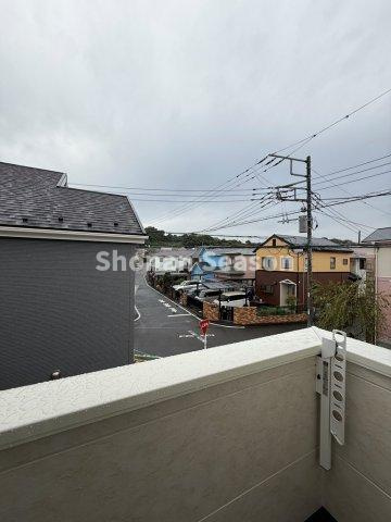 【現地画像あり】秦野市今泉第１期　全２棟　１号棟のバルコニー|心地の良い陽光溢れる南向きバルコニーは洗濯物やお布団が干す事ができ、気持ちよく乾くのが嬉しいですね。