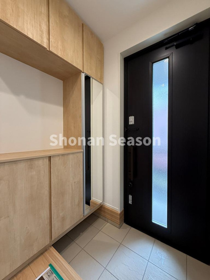 【玄関】 | 天井まで高さのあるシューズBOX◎
履物が雑多にならずに済みます♪