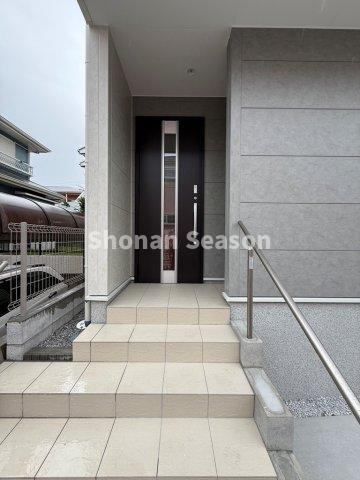 【玄関】 | 通行人との視線の高さが変わるアプローチ階段！
プライバシーが確保できますよ♪