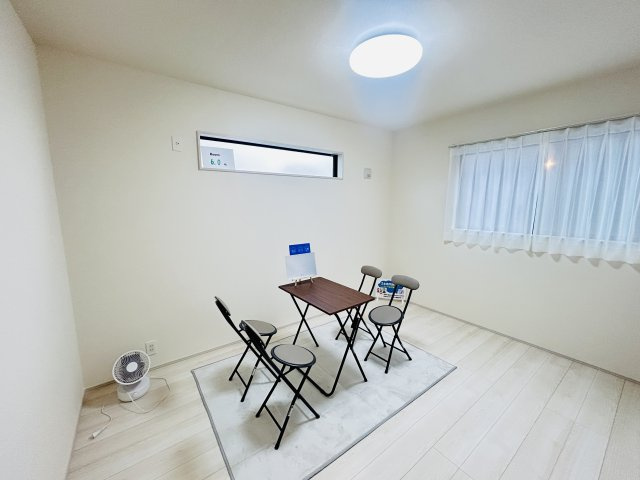 新築　高崎市塚田町　Livele Garden.S　１号棟の洋室|現地写真　リビング隣の洋室はお子様の遊び部屋としてもちょうどいいですね♪
