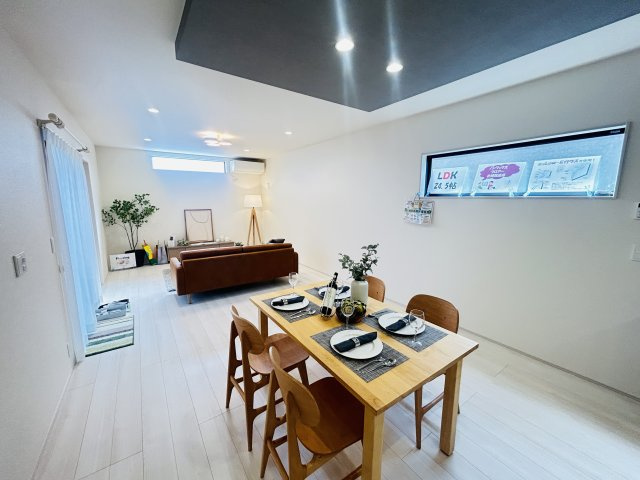 新築　高崎市塚田町　Livele Garden.S　１号棟の居間・リビング|現地写真　24.5帖の広々リビングはご家族みんなでゆったりくつろげます♪
