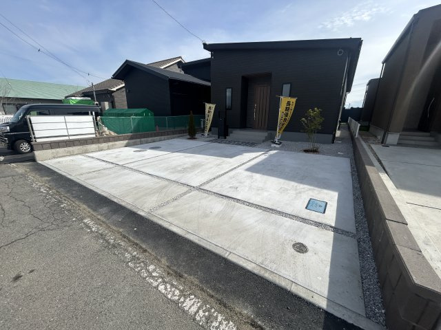 新築　高崎市塚田町　Livele Garden.S　１号棟の駐車場|現地写真　駐車スペースは並列3台分可能です！
