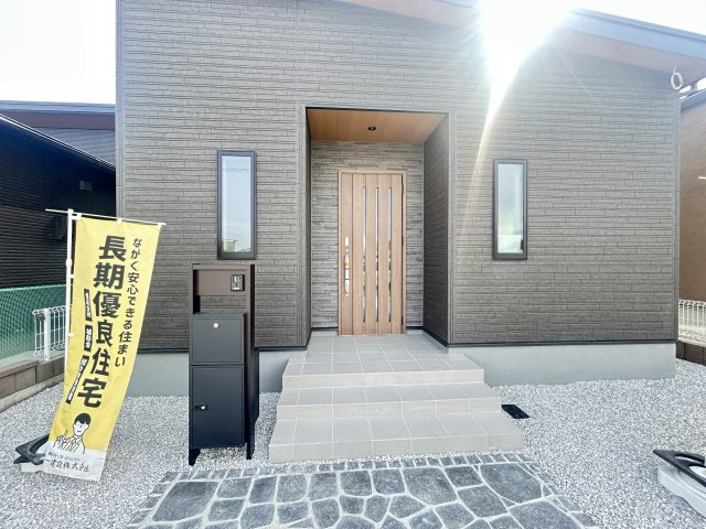 新築　高崎市塚田町　Livele Garden.S　１号棟の玄関|現地写真　ポストと一体型のTVモニターホンでセキュリティ安心！
