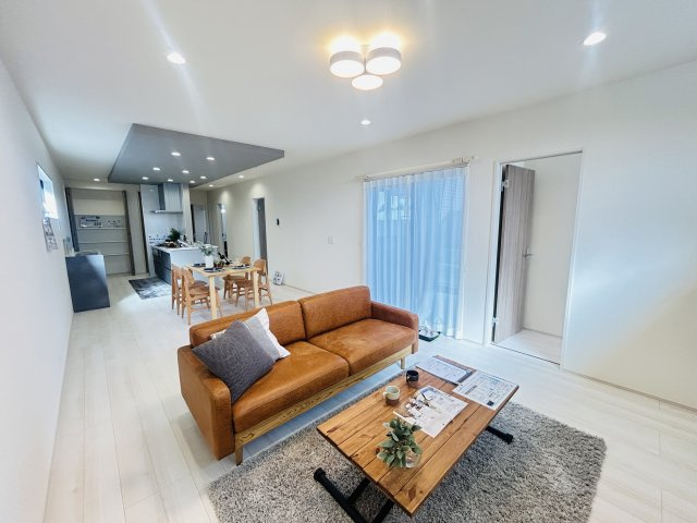 新築　高崎市塚田町　Livele Garden.S　１号棟の居間・リビング|現地写真　家族の会話が弾むアイランドキッチン。お子様の様子も確認できて安心ですね。


