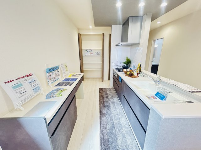 新築　高崎市塚田町　Livele Garden.S　１号棟のキッチン|現地写真　間口2550ｍｍで作業スペースも広々！換気扇も汚れが付きにくくお掃除がし易い設計です。
