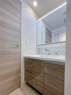 【独立洗面台】 | フロンティアレジデンス錦糸公園 | 独立洗面台で身支度をすべて済ませてしまいましょう