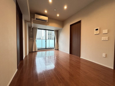 【居間・リビング】 | ルネ神田和泉町 | こちらのリビングで趣味の時間をお楽しみください