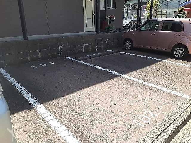 リバーサイド８００の駐車場|駐車場に車を止められます