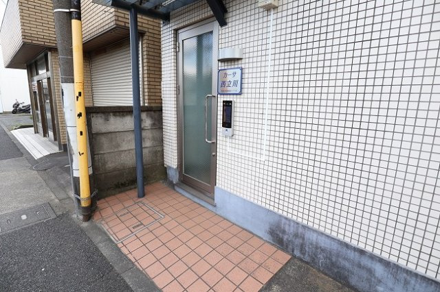 カーサ西立川のエントランス