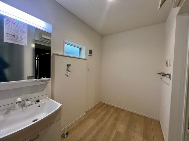 久留米市高良内町第10の内観：施工例|大きな窓にも面しているお部屋は開放感があり換気もできます。