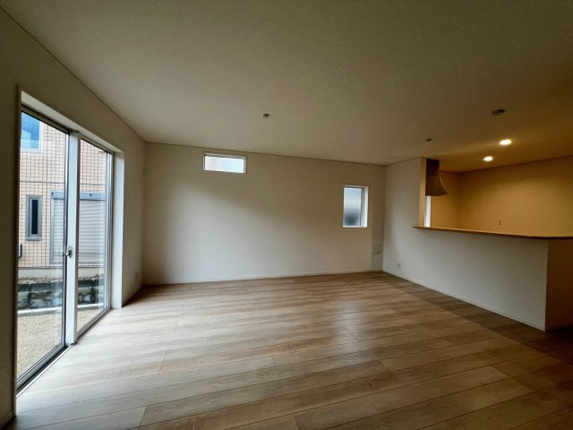 久留米市高良内町第10の内観：施工例|リビングのお子さんに目配りできる対面式カウンターキッチンを採用。