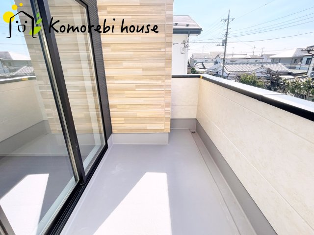桶川市泉　6期　新築一戸建て　KEIAI GRACE　03のバルコニー|外からの目が気にならないバルコニーで洗濯物が干せます