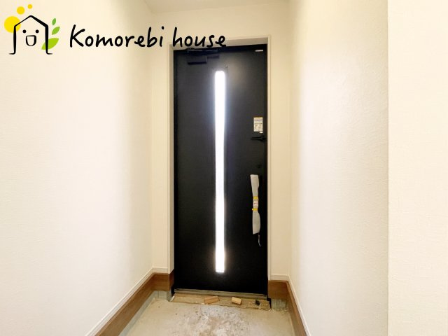 桶川市泉　6期　新築一戸建て　KEIAI GRACE　03の玄関|収納もある玄関です