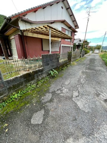 大生院　戸建ての前面道路含む現地写真
