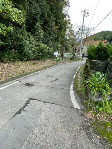 大生院　戸建ての前面道路含む現地写真