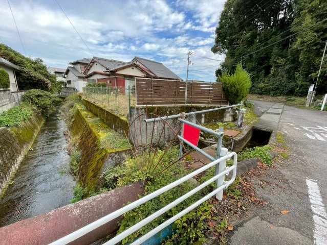 大生院　戸建ての前面道路含む現地写真