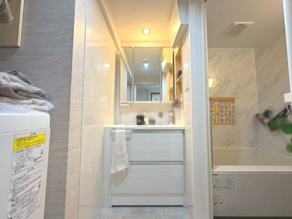 【価格改定】長岡京グリーンマンションの独立洗面台|三面鏡の洗面化粧台です。
収納スペース充実しております！