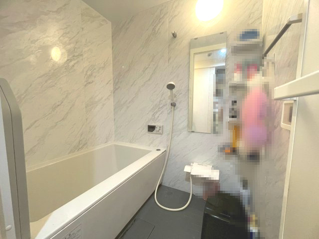 【価格改定】長岡京グリーンマンションの玄関|シューズボックス付きの玄関スペース。
お片付けも安心ですね(^^)/