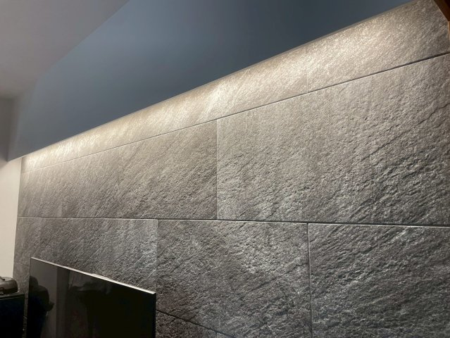 【価格改定】長岡京グリーンマンションの居間・リビング|リビング壁面のアクセントクロスがお洒落な空間を演出してくれています。