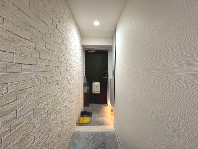 【価格改定】長岡京グリーンマンションの玄関|ホワイト基調の明るく、清潔感のある廊下。