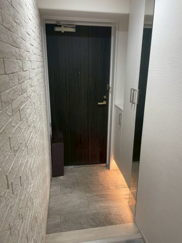 【価格改定】長岡京グリーンマンションの玄関|シューズボックス付きの玄関スペース。
お片付けも安心ですね(^^)/