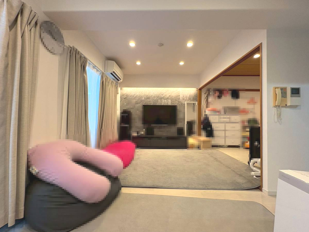 【価格改定】長岡京グリーンマンションの居間・リビング|南向きのバルコニーから明るい光が差し込みます。