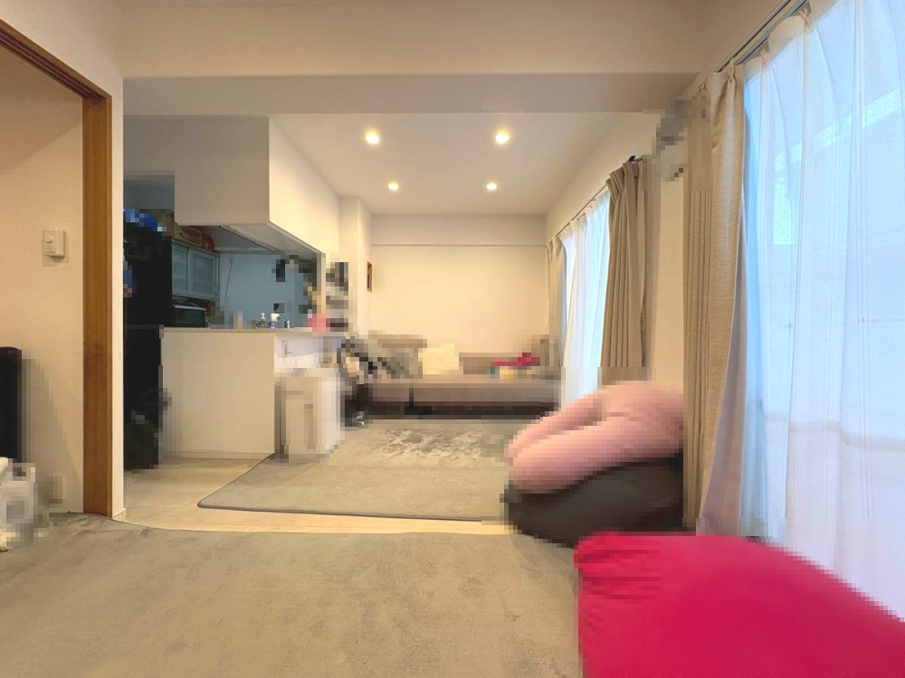 【価格改定】長岡京グリーンマンションの居間・リビング|広々としたLDK（約13.4帖）