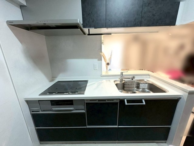 【価格改定】長岡京グリーンマンションのキッチン|IHクッキングヒーター、食器洗乾燥機付きシステムキッチン。
家事動線もバッチリで嬉しい設備満載です。