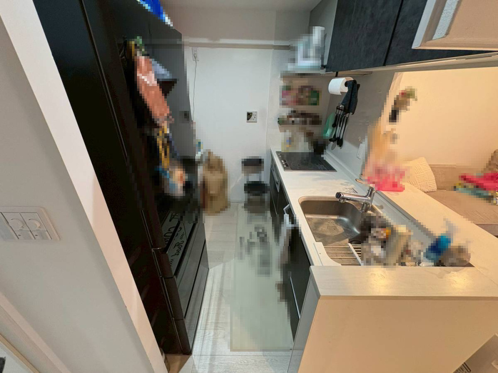 【価格改定】長岡京グリーンマンションの居間・リビング|リビング壁面のアクセントクロスがお洒落な空間を演出してくれています。