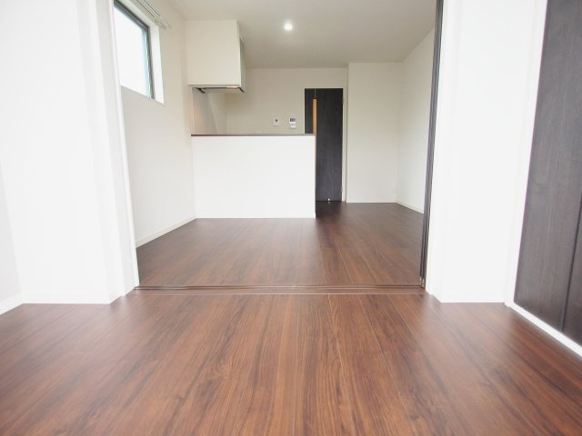 セブンプロート船越南3丁目の居間・リビング