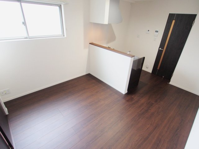 セブンプロート船越南3丁目の居間・リビング