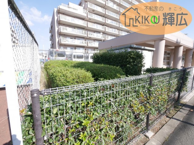 【庭】 | サンシティ本荘壱番館　2階 | 広い敷地に開放的な空間がたくさんあります。緑もあちこちに見られます。