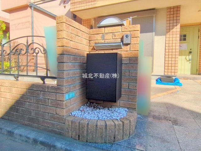 練馬区西大泉1丁目の玄関|【宅配ボックス】
玄関先にはお留守の時に便利な宅配ボックスを新規設置いたしました
ネット注文などが増え必須の仕様設備となっております