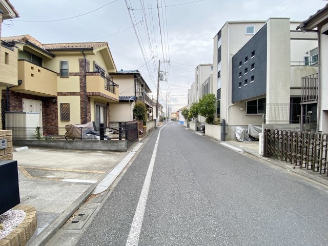 練馬区西大泉1丁目の前面道路含む現地写真|前面道路は広々5.5ｍ公道
南西向きで陽当り良好です
間口も広々7.6ｍ！