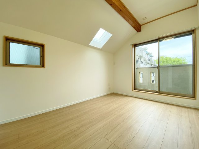 練馬区西大泉1丁目の洋室|2階6帖洋室は整形なお部屋なので家具のレイアウトもしやすいです
2面開口の明るく快適な洋室です