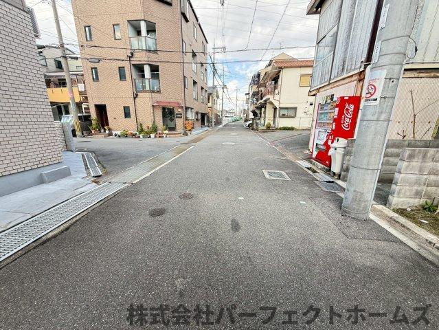 楠根南町中古戸建の前面道路含む現地写真