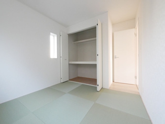 【和室】 | 南アルプス市下宮地 新築全2棟 1号棟 南東角地 車並列3台 | 来客時にも安心。家族以外の利用にも柔軟に対応可能な1階5帖和室