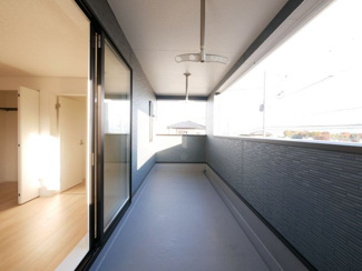 【バルコニー】 | 南アルプス市下宮地 新築全2棟 1号棟 南東角地 車並列3台 | 屋根付きのインナーバルコニー