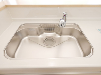 【キッチン】 | 南アルプス市下宮地 新築全2棟 1号棟 南東角地 車並列3台 | 浄水器一体型水栓付きのシンク