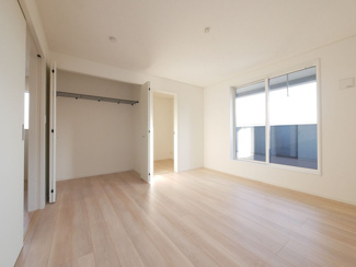 【洋室】 | 南アルプス市下宮地 新築全2棟 1号棟 南東角地 車並列3台 | 2階8帖主寝室