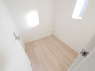 【収納】 | 南アルプス市下宮地 新築全2棟 1号棟 南東角地 車並列3台 | 2階8帖主寝室のテレワークルーム