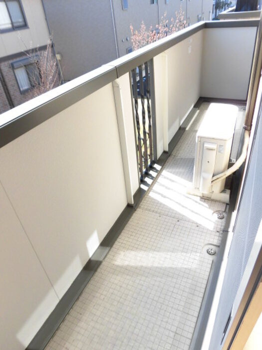 リビングタウン江戸屋敷B棟のバルコニー|バルコニーからの眺めを楽しみながら食事をしませんか