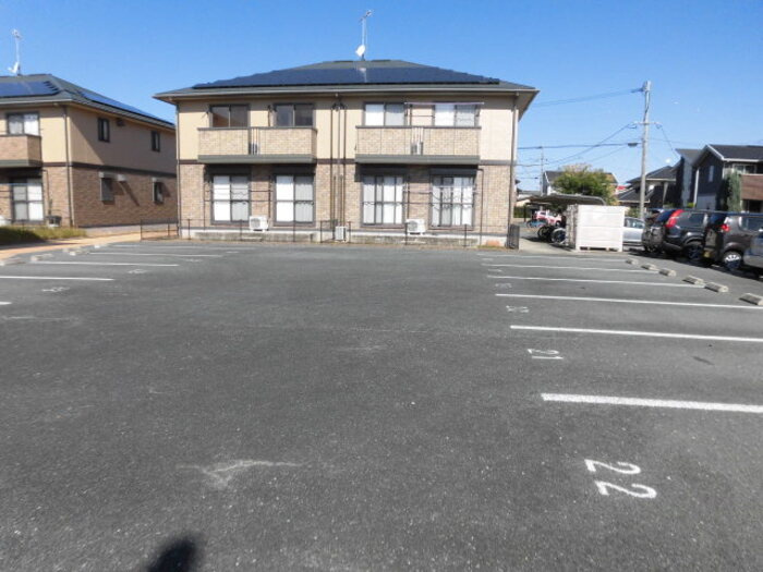 リビングタウン江戸屋敷B棟の駐車場|車をお持ちの方に嬉しい駐車場付きの物件です