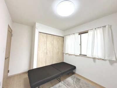 【寝室】 | 真福寺　中古一戸建 | ららぽーと堺まで徒歩１６分ですので、休日のお出かけや普段のお買い物にも便利ですね♪