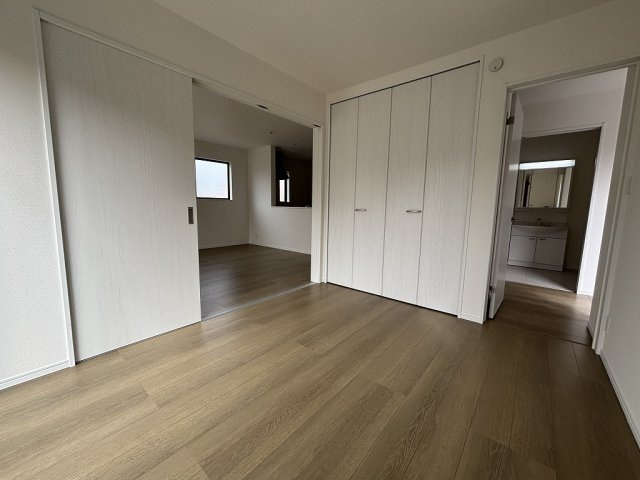 小牧市大字岩崎　新築戸建の洋室|リビングと続き間になっています！