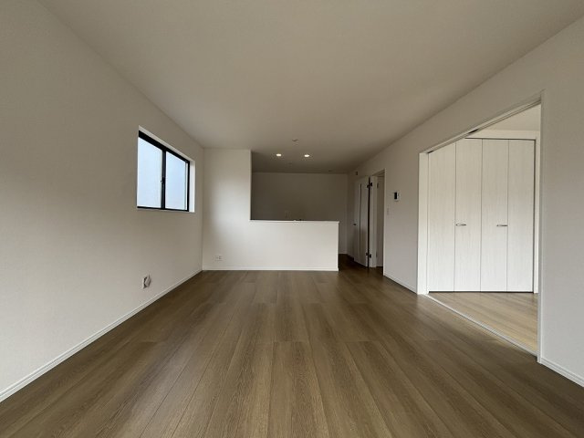 小牧市大字岩崎　新築戸建の居間・リビング|広々としたリビング！